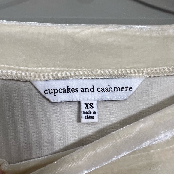 Like New Cupcakes And Cashmere Cream Velvet Top w/ Dolman Sleeves Size XS - Picture 3 of 6
